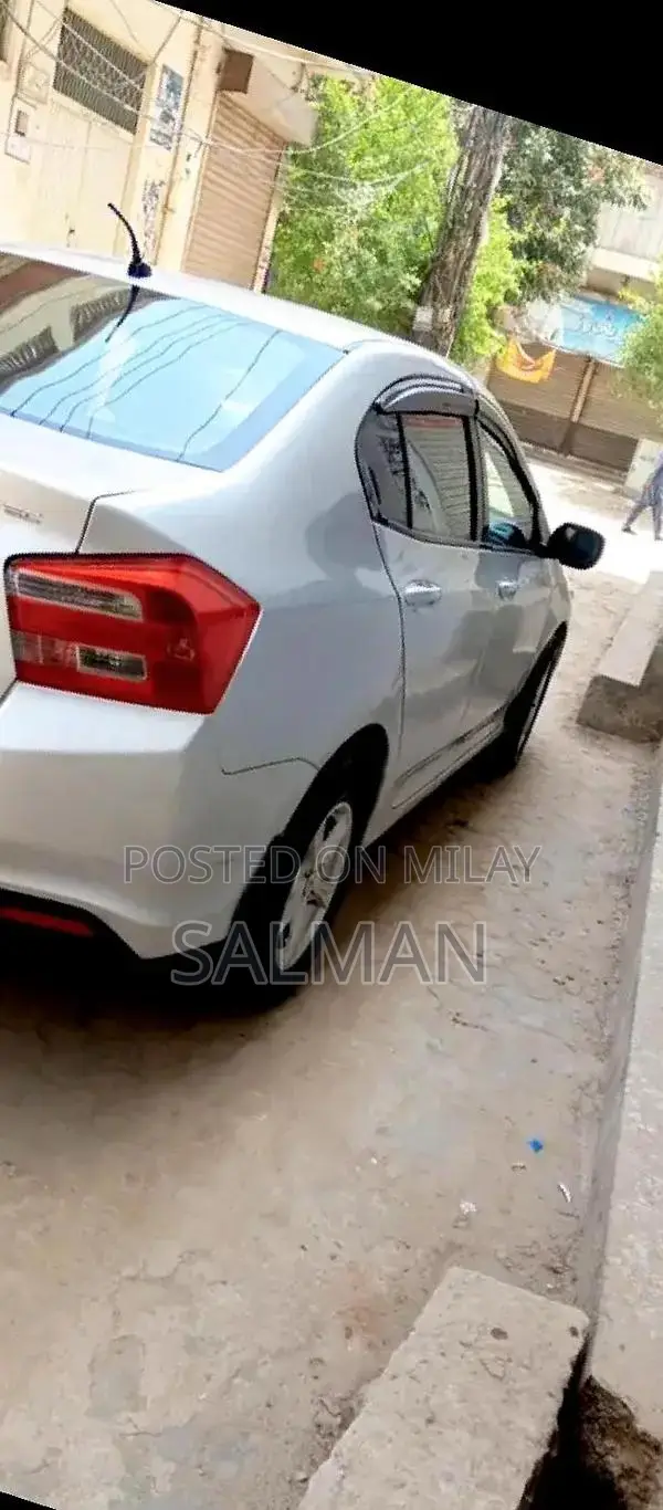 Family Sedan Comfortable Multi-Passenger Vehicle with AC