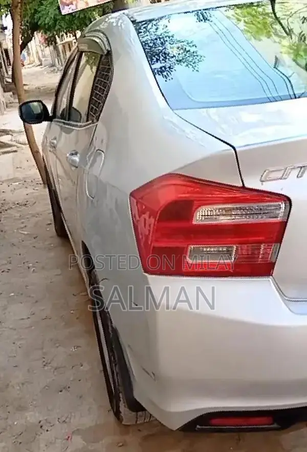 Family Sedan Comfortable Multi-Passenger Vehicle with AC