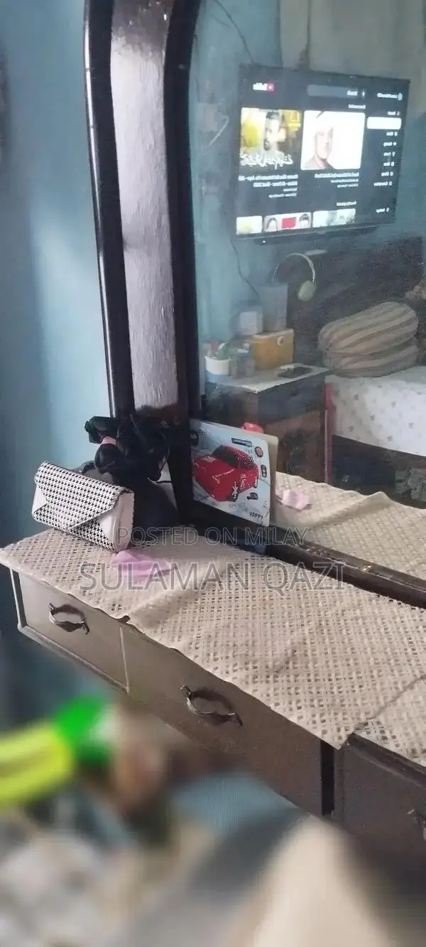 Wooden Dressing Table with Multiple Storage Drawers