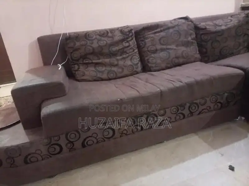 L-Shaped Sofa - Spacious Seating Configuration in Excellent Condition
