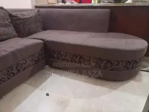 L-Shaped Sofa - Spacious Seating Configuration in Excellent Condition