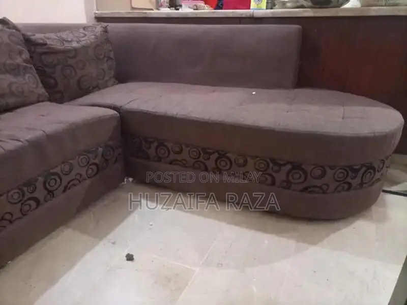 L-Shaped Sofa - Spacious Seating Configuration in Excellent Condition