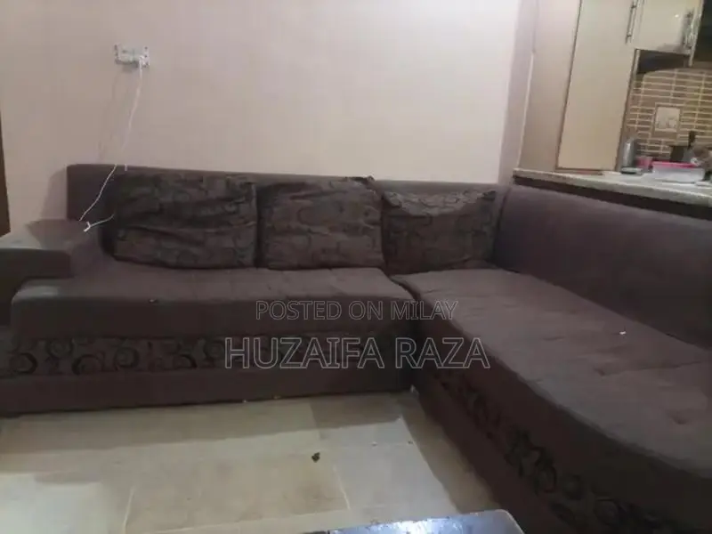 L-Shaped Sofa - Spacious Seating Configuration in Excellent Condition