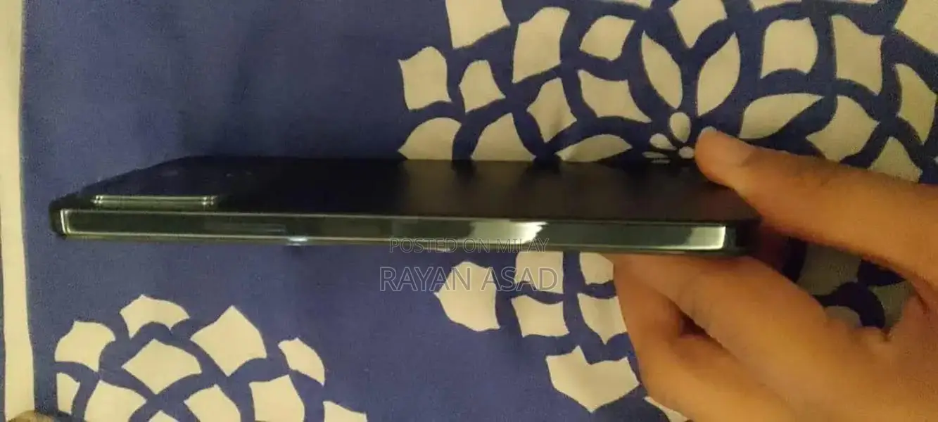 Vivo Y28 Smartphone - Compact Mobile Device with Charger