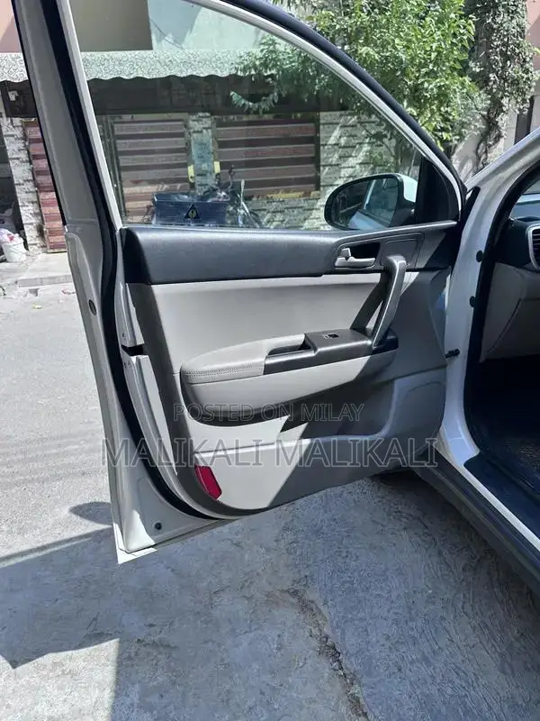 Kia Sportage Crossover SUV - Reliable Family Vehicle