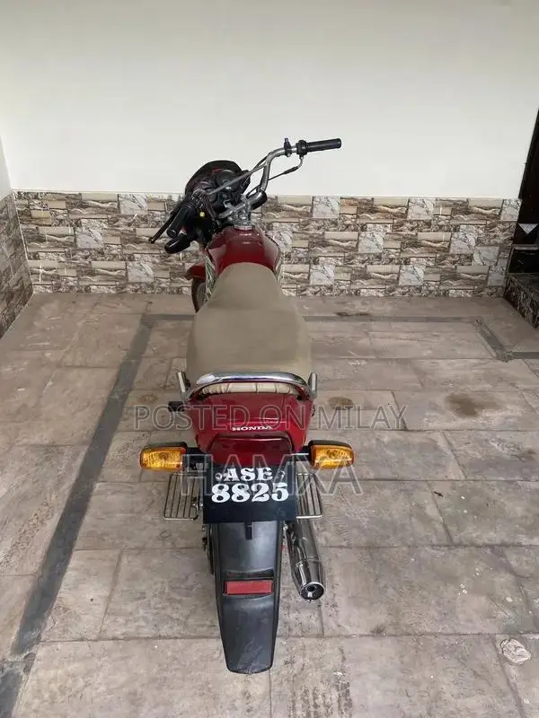 2023 Honda CD 70 Dream Motorcycle - Red Low Mileage Bike