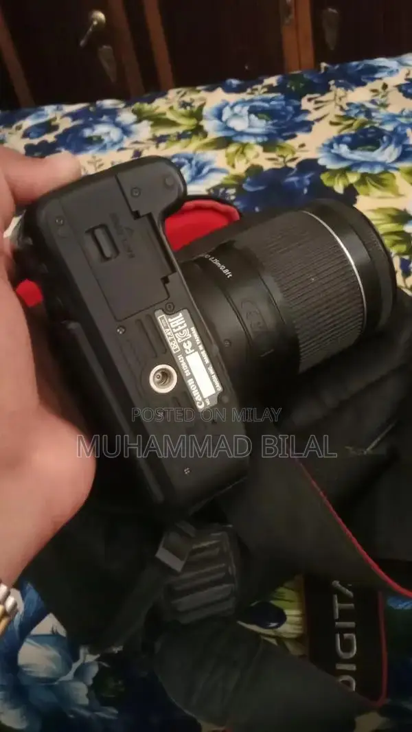 Canon EOS 700D DSLR Camera with 18-55mm Lens Kit