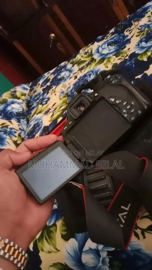 Canon EOS 700D DSLR Camera with 18-55mm Lens Kit