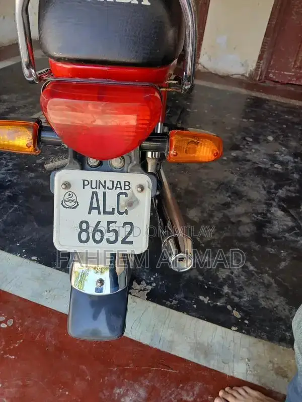 CD 70 Motorcycle - Gently Used Single Cylinder Bike