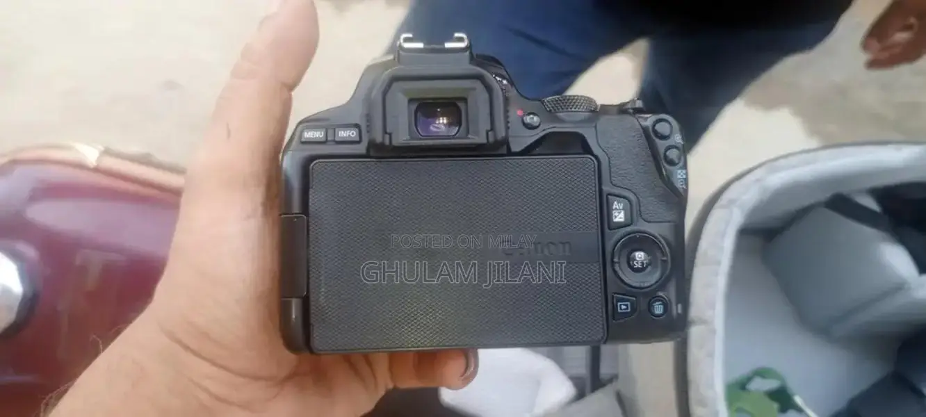 Canon 250D DSLR Camera with Sigma 17-50mm Lens Kit