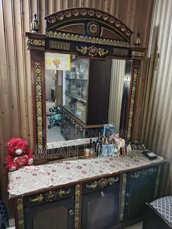 Pristine Wooden Bedside Nightstand in Excellent Condition