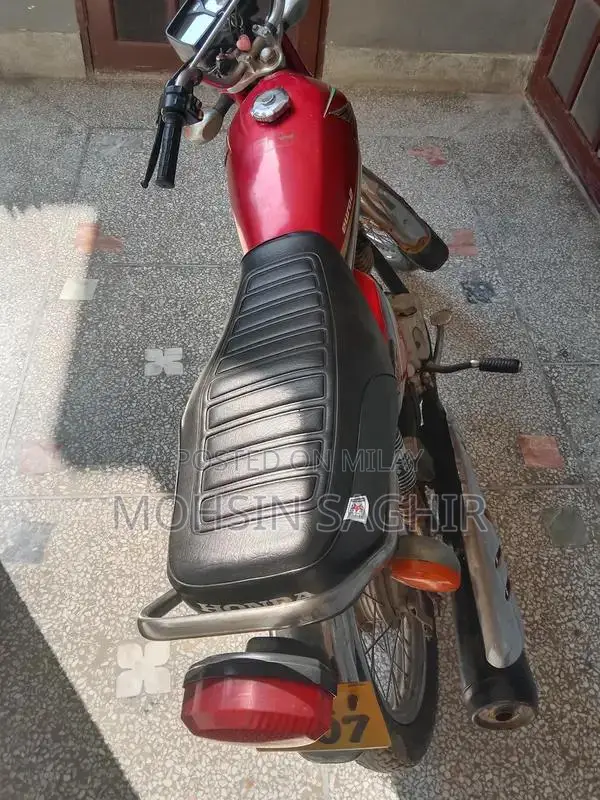 Honda 125 Motorcycle - Single Cylinder Compact Bike