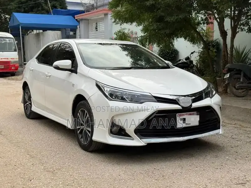 Toyota Corolla Altis 1.6 Sedan 2021 - Low Mileage White Sedan