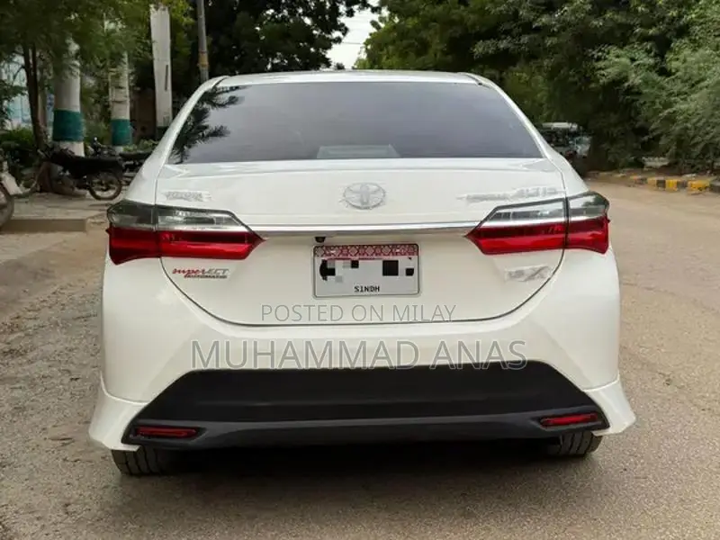 Toyota Corolla Altis 1.6 Sedan 2021 - Low Mileage White Sedan