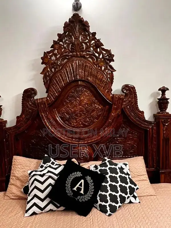 Chinyuti Bed Frame Set - Excellent Condition