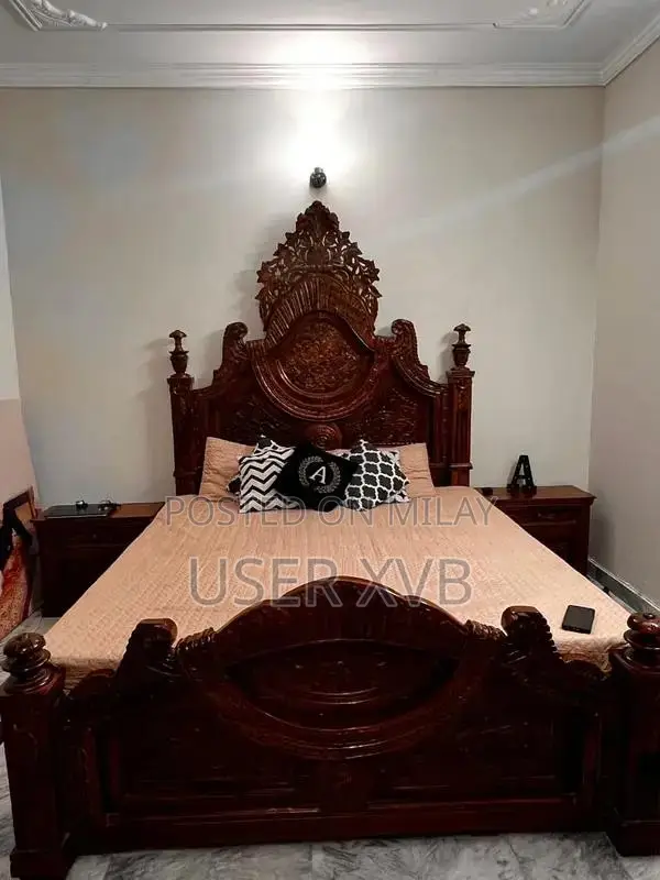 Chinyuti Bed Frame Set - Excellent Condition