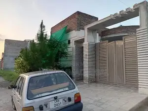 Corner House with High Ceilings and Spacious Rooms