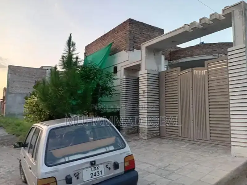 Corner House with High Ceilings and Spacious Rooms