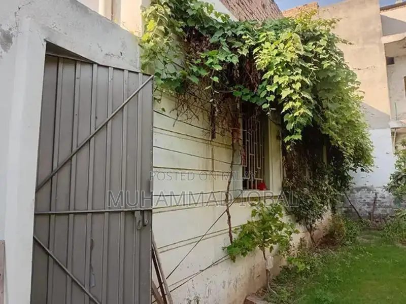 Corner House with High Ceilings and Spacious Rooms