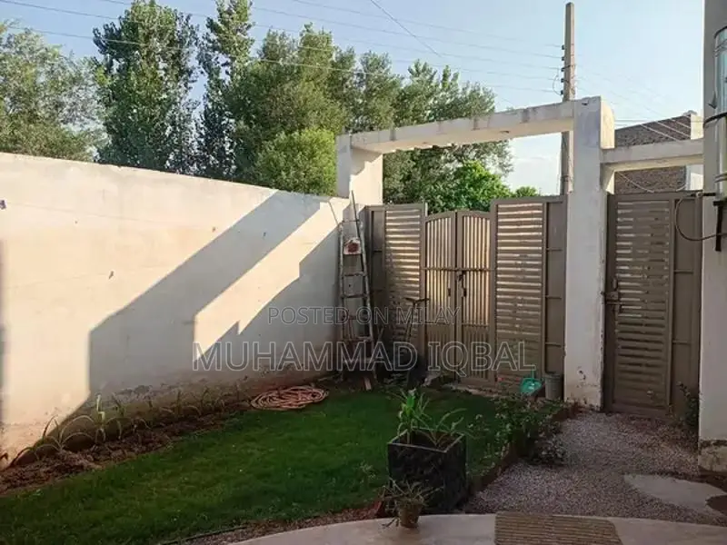 Corner House with High Ceilings and Spacious Rooms