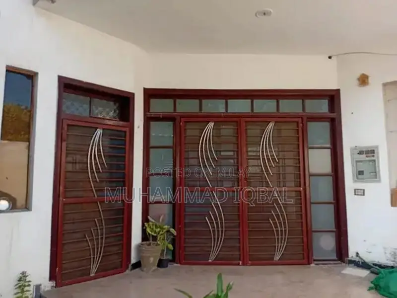 Corner House with High Ceilings and Spacious Rooms