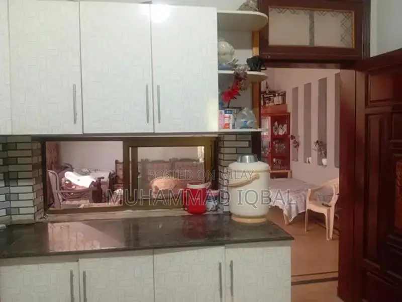 Corner House with High Ceilings and Spacious Rooms