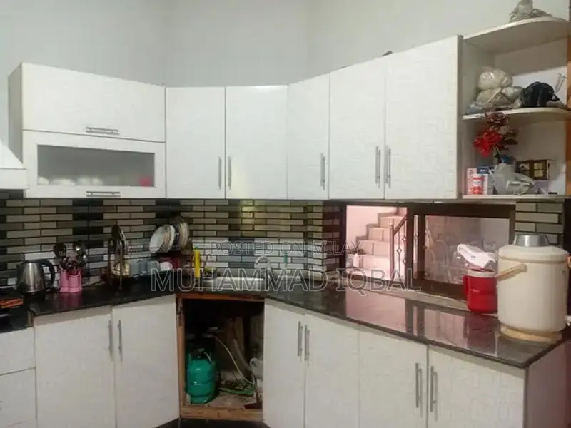 Corner House with High Ceilings and Spacious Rooms