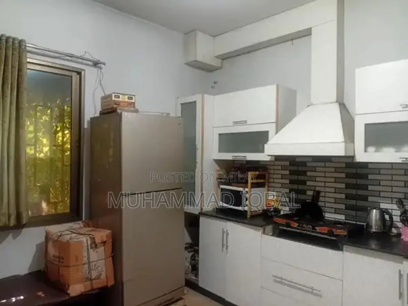 Corner House with High Ceilings and Spacious Rooms