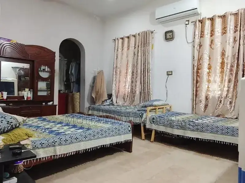 Corner House with High Ceilings and Spacious Rooms