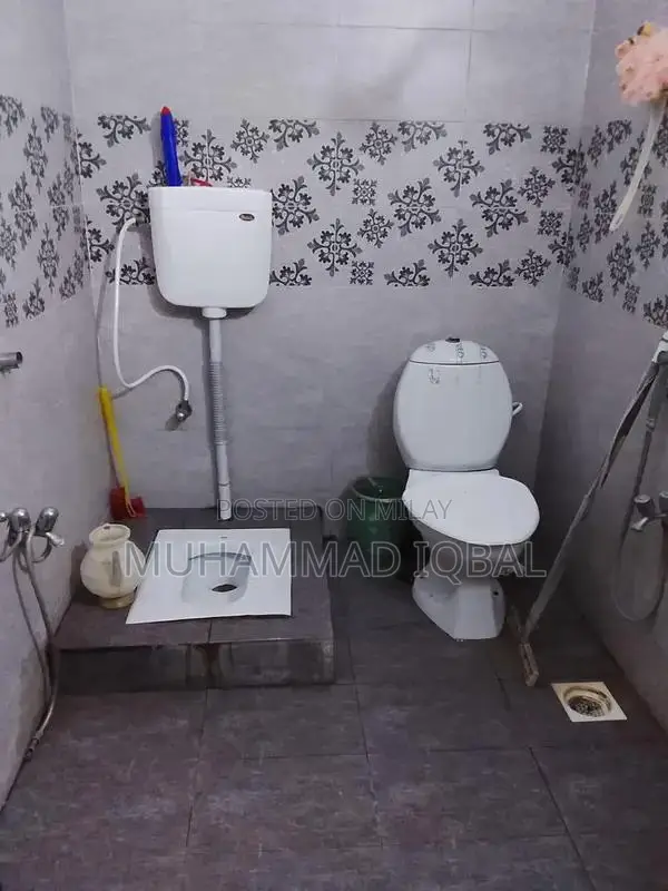 Corner House with High Ceilings and Spacious Rooms