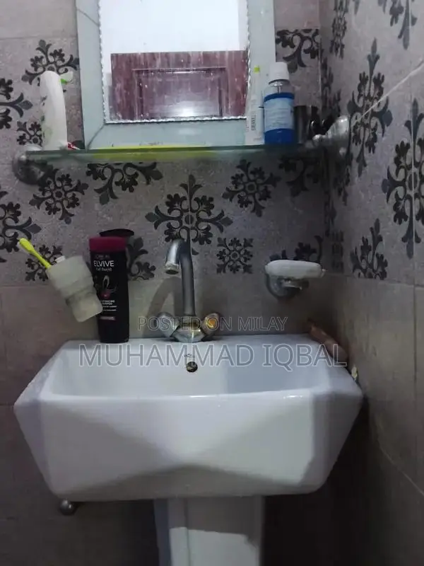 Corner House with High Ceilings and Spacious Rooms