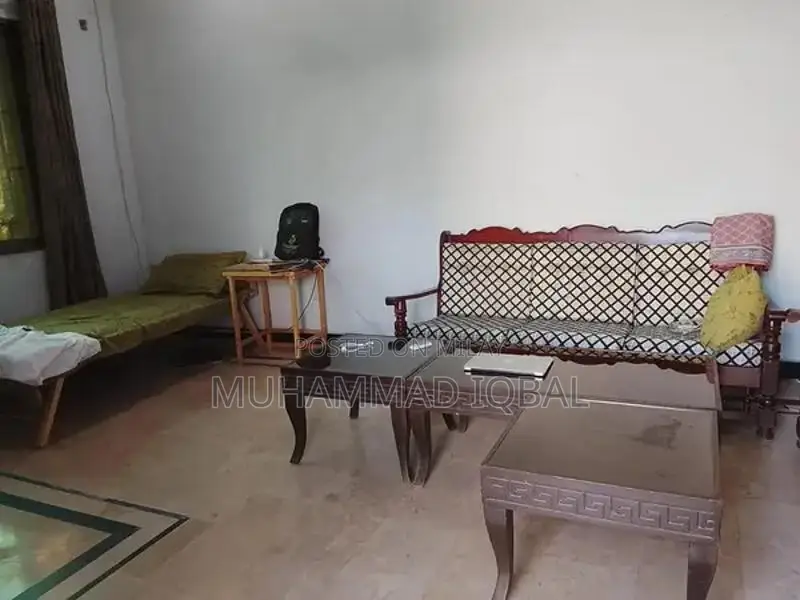 Corner House with High Ceilings and Spacious Rooms