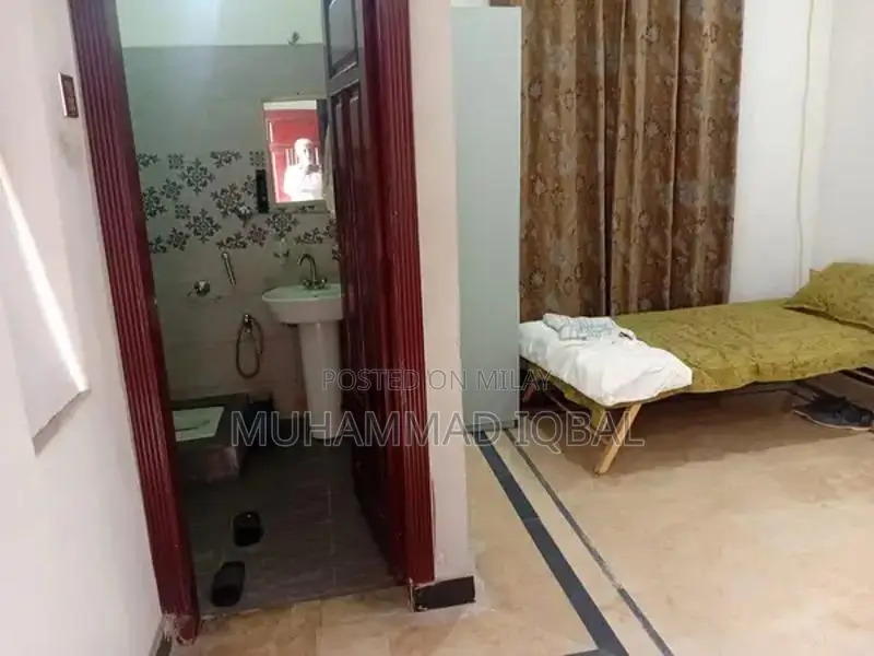 Corner House with High Ceilings and Spacious Rooms