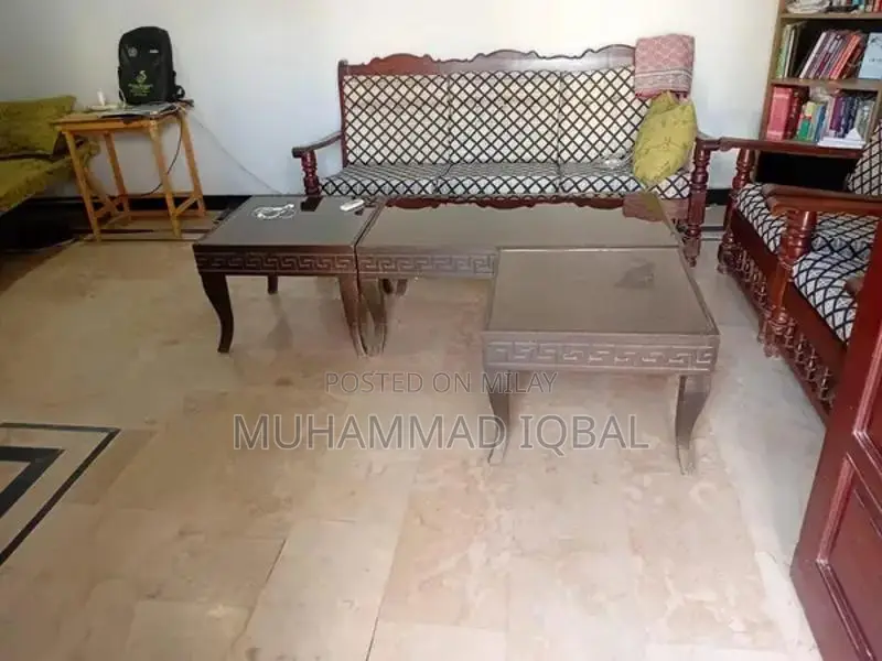 Corner House with High Ceilings and Spacious Rooms