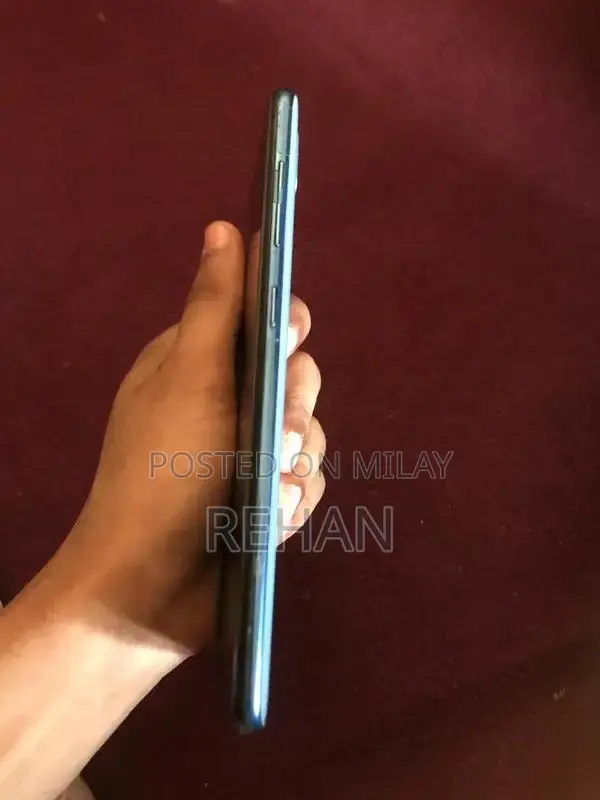Samsung Galaxy A30 Smartphone with High-Resolution Camera