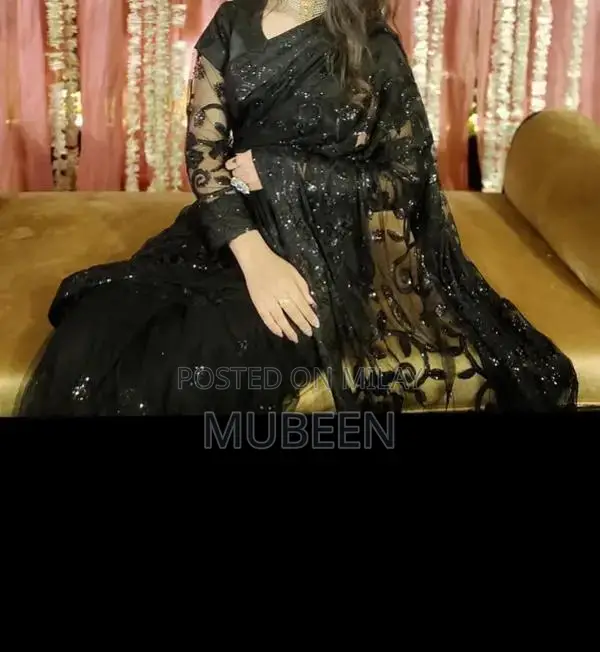 Women's Traditional Saree with Fitted Blouse - Elegant Design