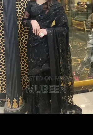 Women's Traditional Saree with Fitted Blouse - Elegant Design