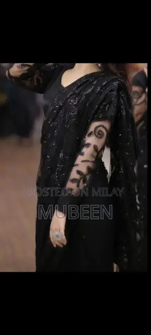 Women's Traditional Saree with Fitted Blouse - Elegant Design