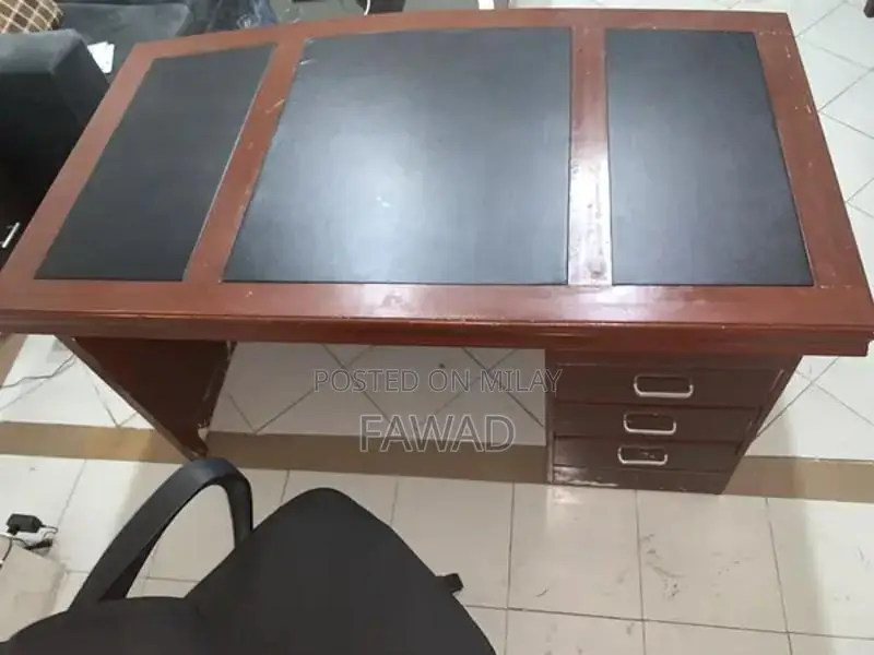 Professional Executive Office Table in Modern Design