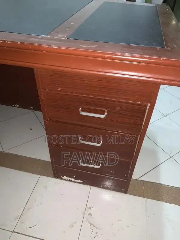 Professional Executive Office Table in Modern Design