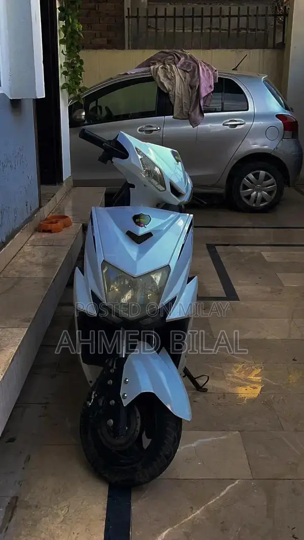 White Electric Bike with 50km Range and High Speed