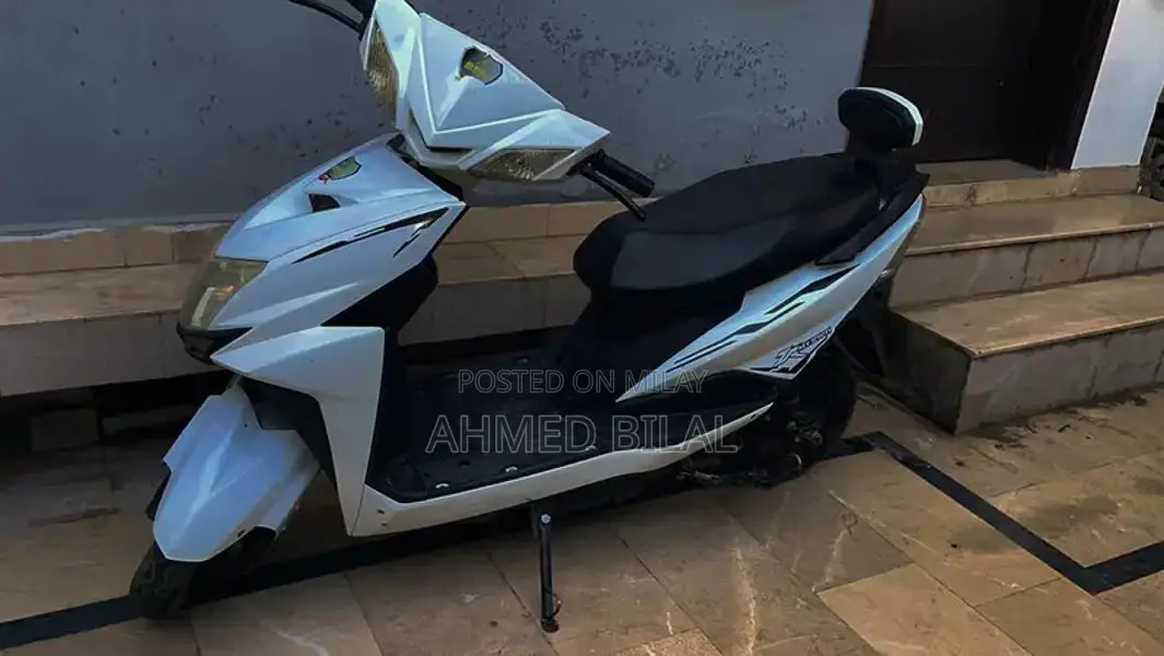 White Electric Bike with 50km Range and High Speed