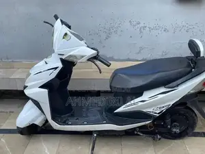White Electric Bike with 50km Range and High Speed