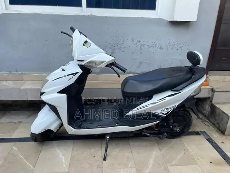 White Electric Bike with 50km Range and High Speed