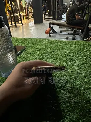 Apple iPhone XS 64GB Dual SIM Smartphone with Minor Wear