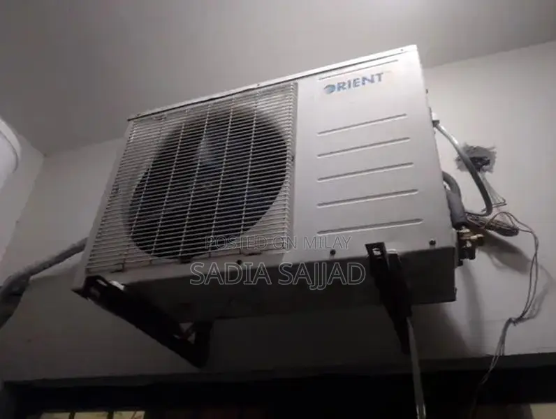 Split Type Air Conditioning Unit - Excellent Condition