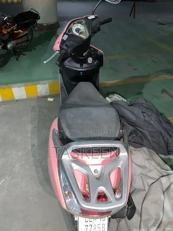 United Scooty 100 CC Petrol Scooter with Self Start