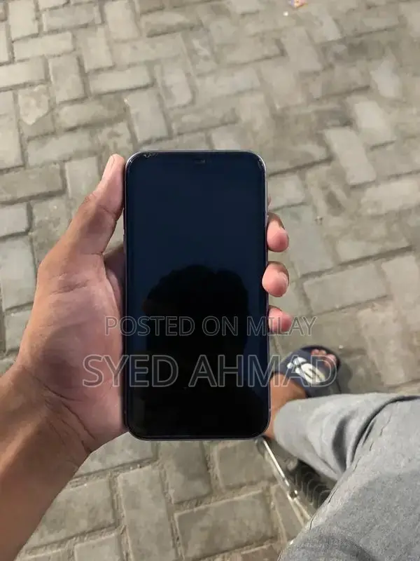 Apple iPhone 11 64GB Smartphone - Excellent Condition