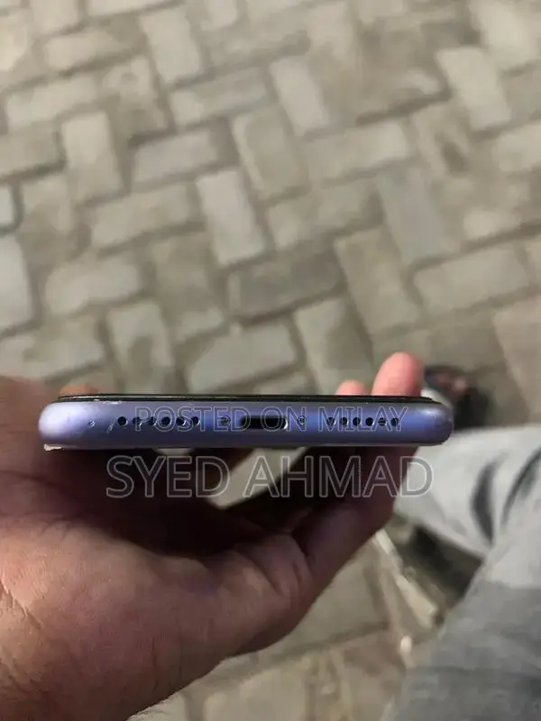 Apple iPhone 11 64GB Smartphone - Excellent Condition