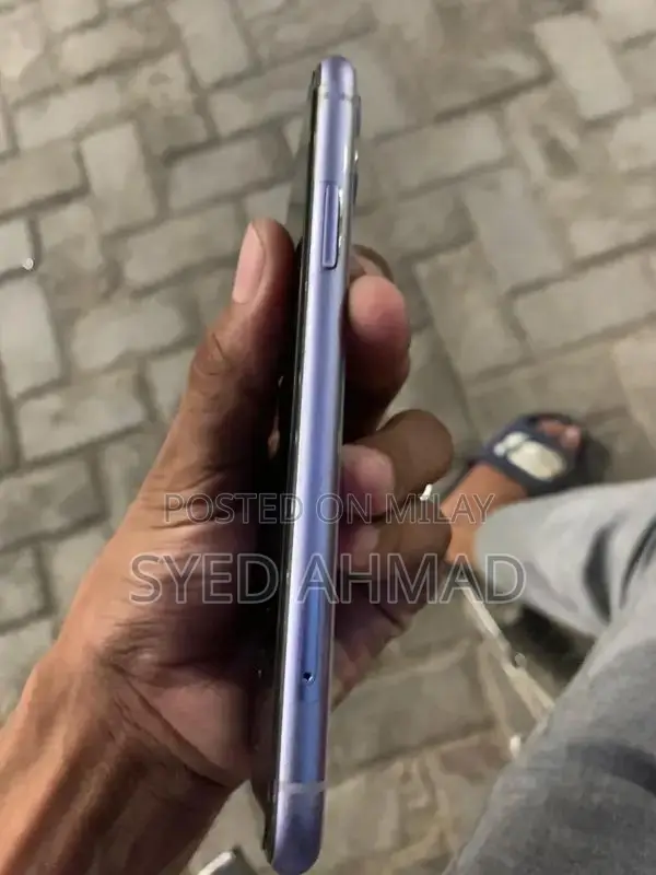 Apple iPhone 11 64GB Smartphone - Excellent Condition